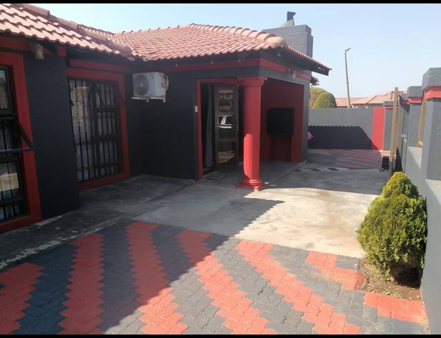 4 BEDROOM HOUSE FOR SALE IN TLHABANE WEST